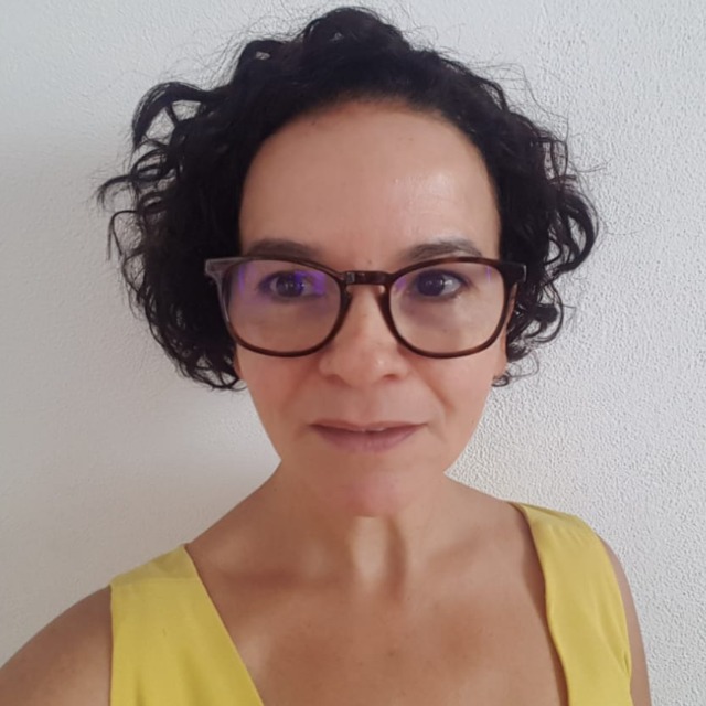 tradutor juramentado Simone Vieira Resende  sintra